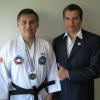 Felicitando al Instructor Jorge Pino por la Medalla de Bronce obtenida