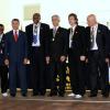 Los líderes de cada país recibiendo su medalla por su apoyo y participación