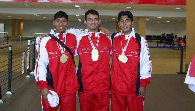 Diego, Jesus y Edgar posando con sus medallas