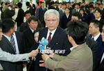 El Prof. Chang Ung dando declaraciones a la Prensa de Seul.