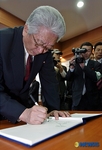 El Presidente ITF, Prof. Chang Ung, firma el Libro de Huespedes Ilustres de la Ciudad de Seul